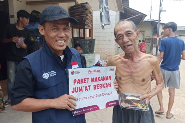 Jumat berkah berbagi nasi kotak