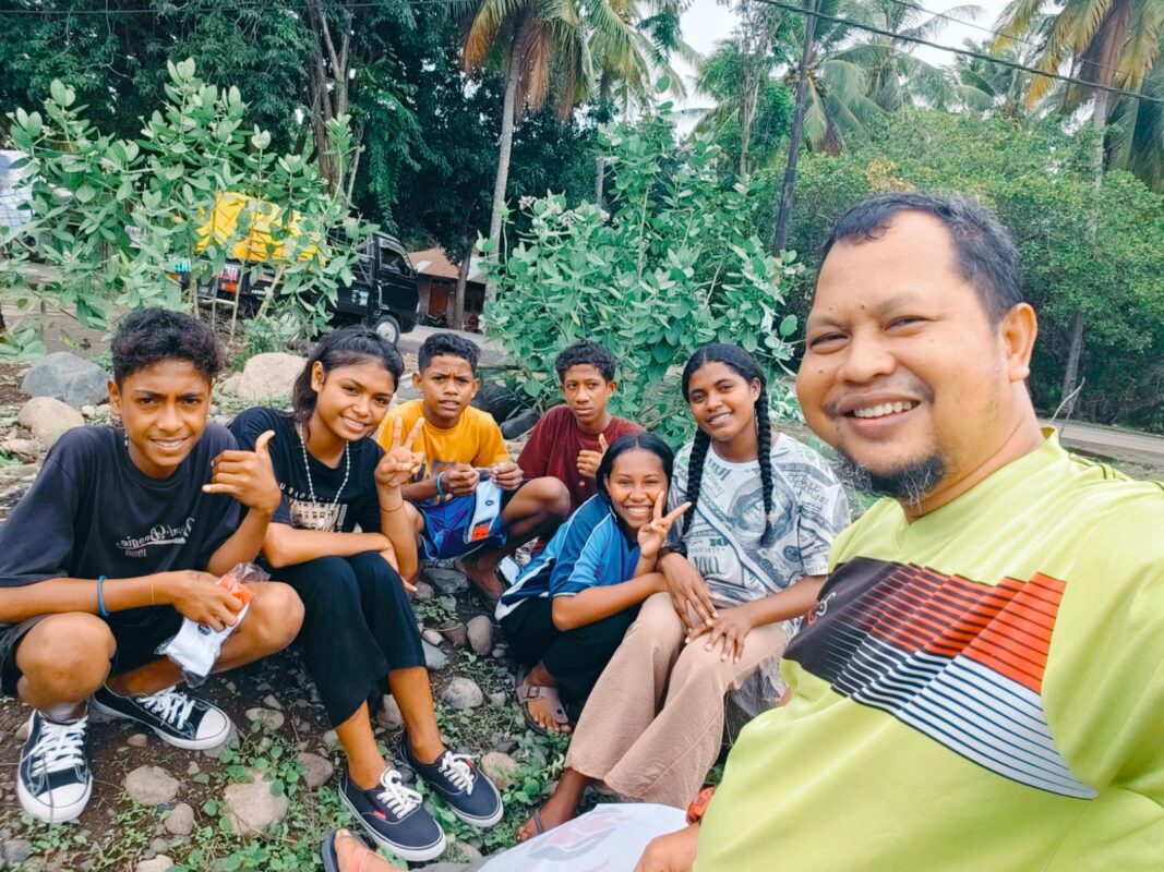 Berbagi sepatu untuk anak korban erupsi gunung lewatobi laki-laki