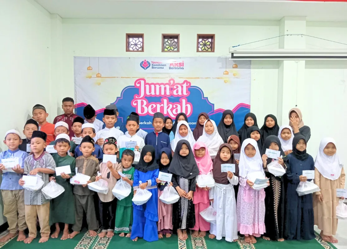 Menyantuni anak yatim dhuafa
