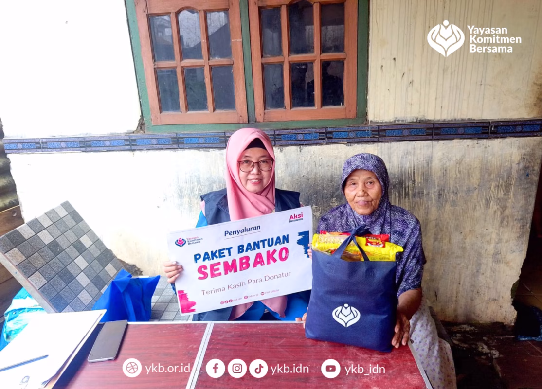 Tim Yayasan Komitmen Bersama menyusuri rumah lansia dhuafa di Cibeber