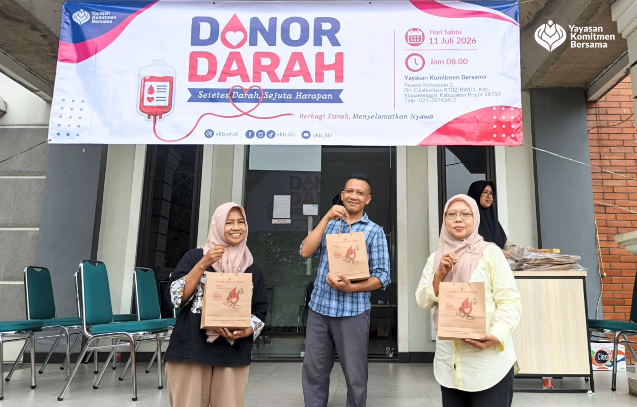 pendonor darah menerima bingkisan