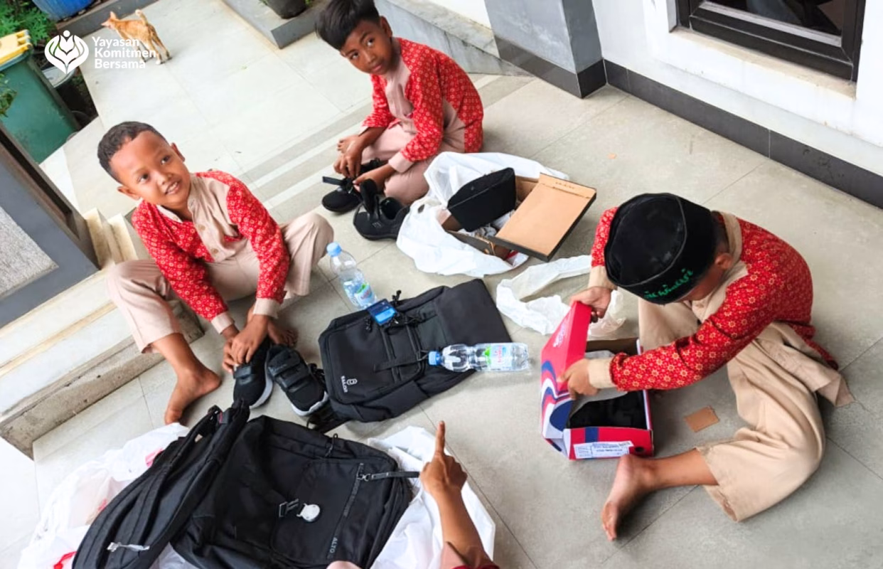 mencoba tas dan sepatu baru