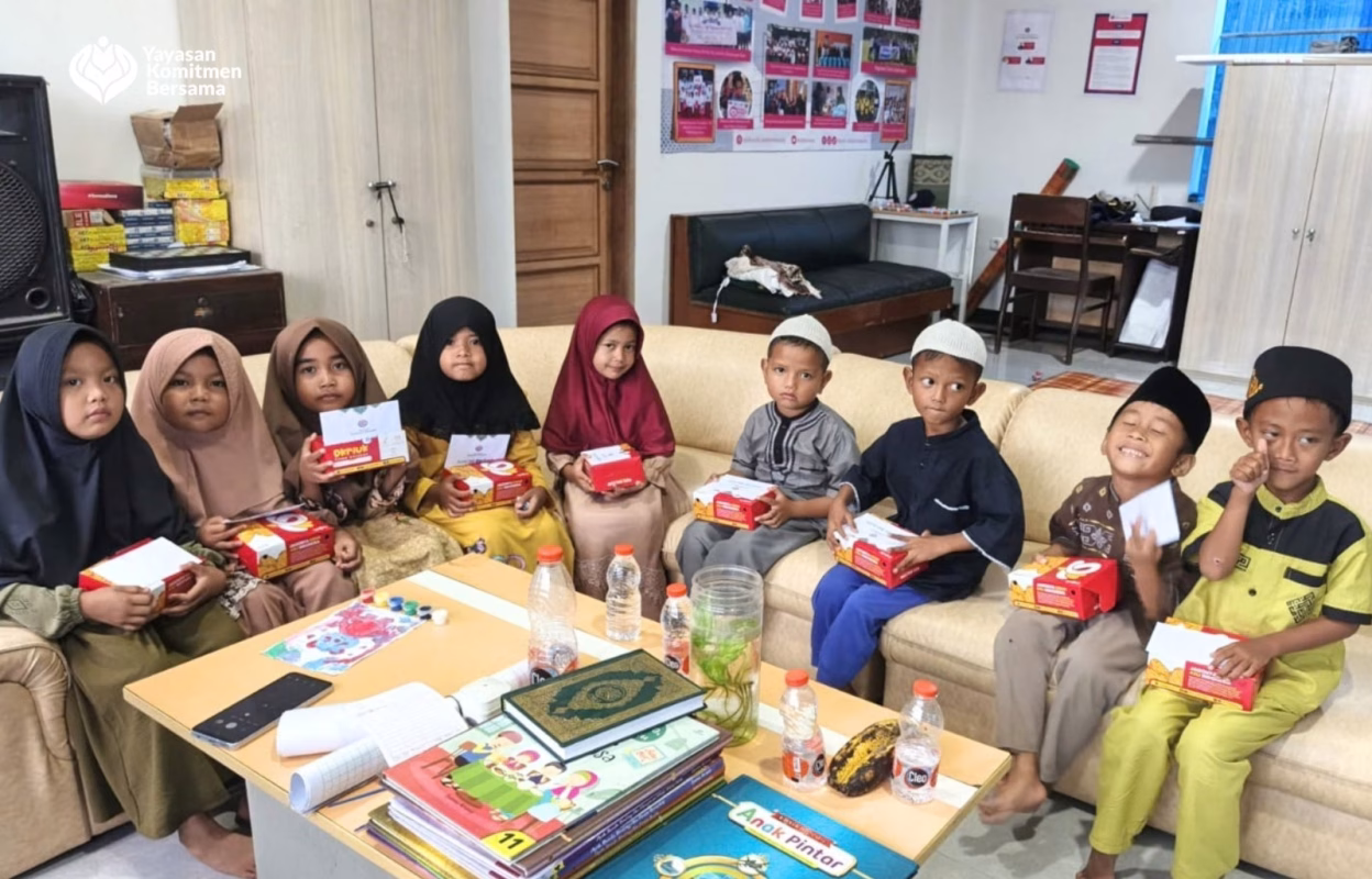 Memberi makan anak yatim